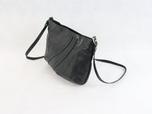 Lataa kuva Galleria-katseluun, Musta pussukkamallinen olkalaukku