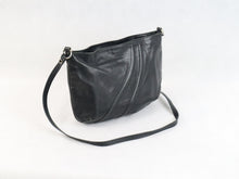 Lataa kuva Galleria-katseluun, Musta pussukkamallinen olkalaukku