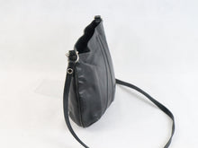 Lataa kuva Galleria-katseluun, Musta pussukkamallinen olkalaukku