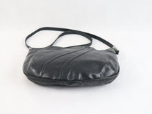 Lataa kuva Galleria-katseluun, Musta pussukkamallinen olkalaukku