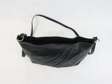 Lataa kuva Galleria-katseluun, Musta pussukkamallinen olkalaukku