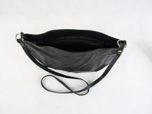 Lataa kuva Galleria-katseluun, Musta pussukkamallinen olkalaukku