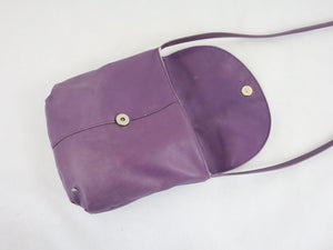 Violetti olkalaukku