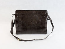 Lataa kuva Galleria-katseluun, Veljekset Huhtala Pori made in Finland tummanruskea salkkumallinen olkalaukku krokokuvioitua kiiltonahkaa