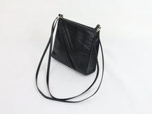 Lataa kuva Galleria-katseluun, Musta pikkulaukku