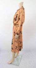Lataa kuva Galleria-katseluun, Ruskeasävyinen kuviollinen mekko D36