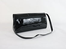 Lataa kuva Galleria-katseluun, Musta kiiltonahkainen clutch-laukku