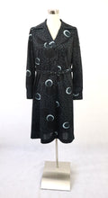 Lataa kuva Galleria-katseluun, Kaunotar Finn Fashion musta kuviollinen 70-luvun vintage mekko C42