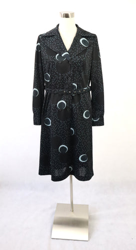 Kaunotar Finn Fashion musta kuviollinen 70-luvun vintage mekko C42
