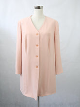 Lataa kuva Galleria-katseluun, Vivante L-Kolttu Oy persikanvärinen pitkä bleiseri 44