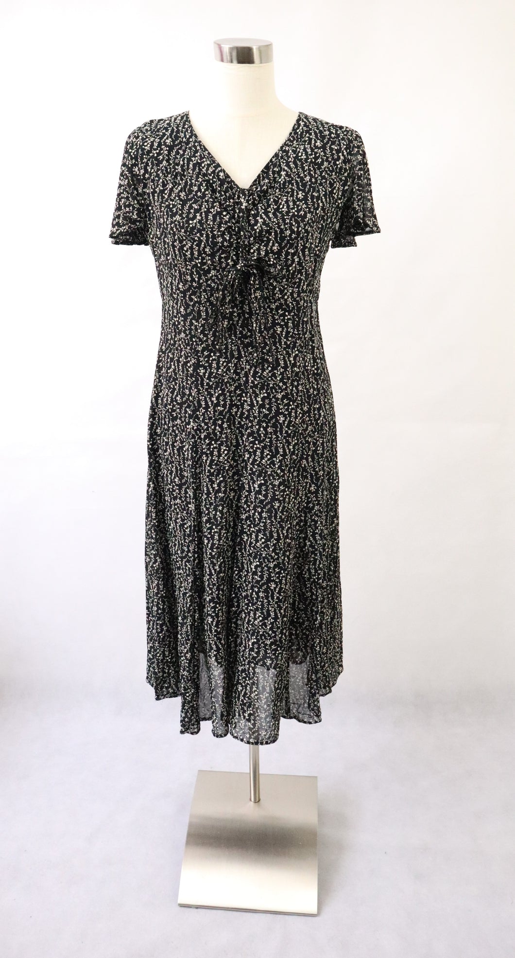 Lena mustavalkoinen kuviollinen kellohelmainen mekko viskoosisifonkia 38