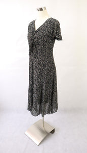 Mustavalkoinen kuviollinen kellohelmainen mekko 38