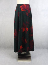 Lataa kuva Galleria-katseluun, Leona made in Finland kimalteleva musta punakuvioinen vintage maksihame C38