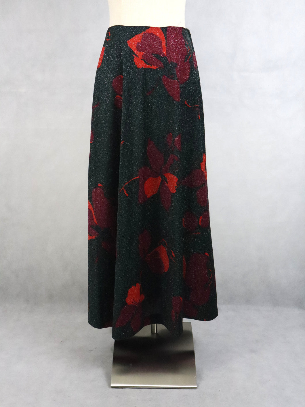 Leona made in Finland kimalteleva musta punakuvioinen vintage maksihame C38