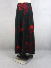 Lataa kuva Galleria-katseluun, Punakuvioinen metallinhohtoinen maksihame C38