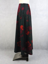 Lataa kuva Galleria-katseluun, Punakuvioinen metallinhohtoinen maksihame C38