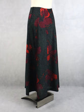 Lataa kuva Galleria-katseluun, Punakuvioinen metallinhohtoinen maksihame C38