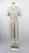 Lataa kuva Galleria-katseluun, Mallimari made in Finland beige kukkakuvioinen puhvihihainen vintagemekko 100% viskoosia 42