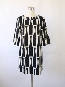 Mustavalkoinen kuviollinen mekko 38