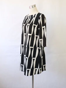 Mustavalkoinen kuviollinen mekko 38
