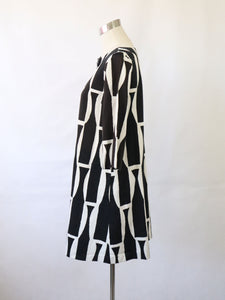 Mustavalkoinen kuviollinen mekko 38