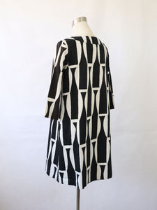 Mustavalkoinen kuviollinen mekko 38