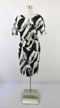 Lataa kuva Galleria-katseluun, Marimekko Lainehtien mustavalkoinen kuviollinen lyhythihainen mekko puuvillasatiinia 44 