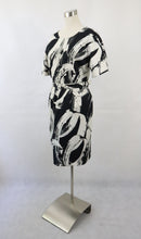 Lataa kuva Galleria-katseluun, Mustavalkoinen kuviollinen mekko 44