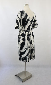 Mustavalkoinen kuviollinen mekko 44