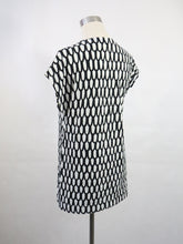 Lataa kuva Galleria-katseluun, Mustavalkoinen kuviollinen tunika S