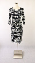 Lataa kuva Galleria-katseluun, Marimekko Tepeu mustavalkoinen kuviollinen mekko M