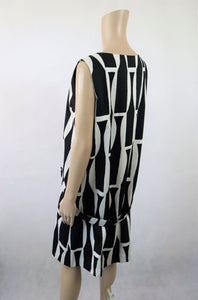 Mustavalkoinen kuviollinen mekko 42