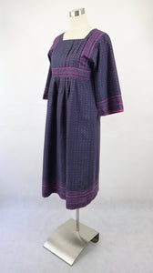 Violetti kuviollinen puuvillamekko 34
