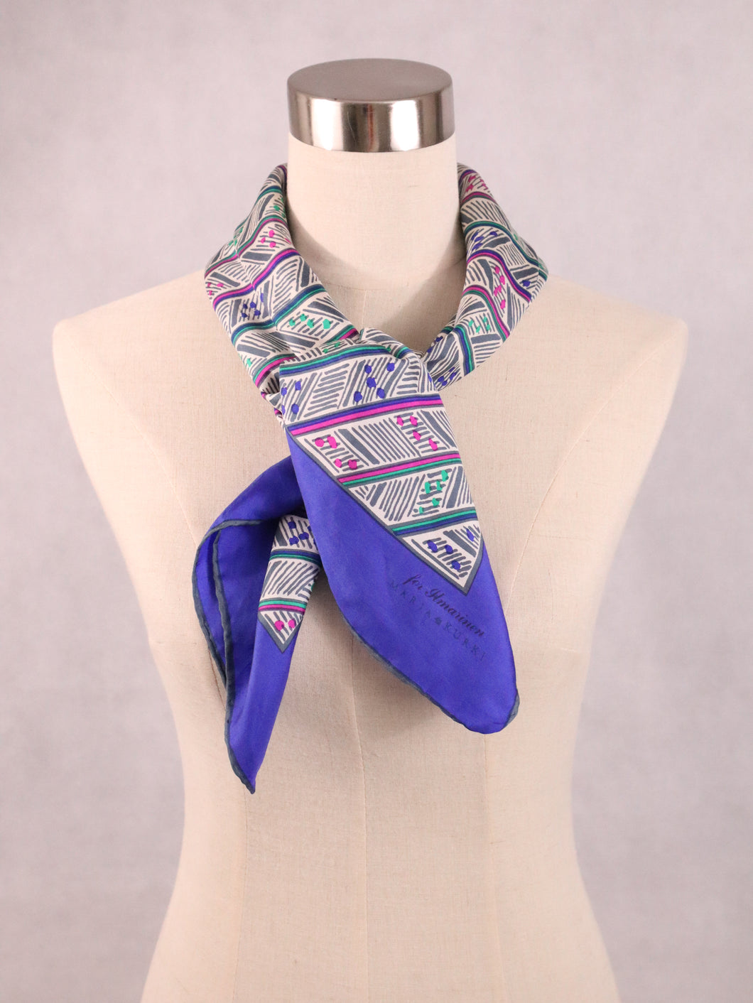 Marja Kurki värikäs kuviollinen silkkihuivi