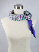 Lataa kuva Galleria-katseluun, Värikäs silkkihuivi