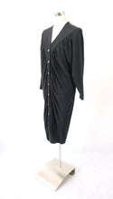 Lataa kuva Galleria-katseluun, Musta lepakkohihainen napillinen mekko 38