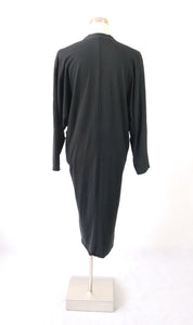 Musta lepakkohihainen napillinen mekko 38