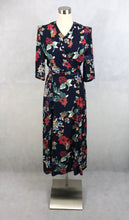 Lataa kuva Galleria-katseluun, Modelia kukkakuvioinen kietaisumallinen pitkä viskoosimekko 36
