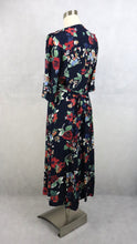 Lataa kuva Galleria-katseluun, Tummansininen kukkakuvioinen mekko 36