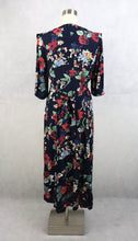 Lataa kuva Galleria-katseluun, Tummansininen kukkakuvioinen mekko 36