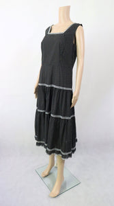 Mustavalkoinen pilkullinen pitsisomisteinen mekko 42