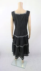 Mustavalkoinen pilkullinen pitsisomisteinen mekko 42