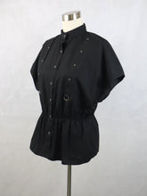 Lataa kuva Galleria-katseluun, Musta nepparillinen holkkihihainen pusero C44