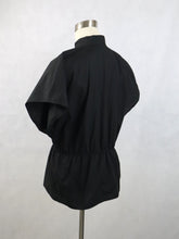 Lataa kuva Galleria-katseluun, Musta nepparillinen holkkihihainen pusero C44