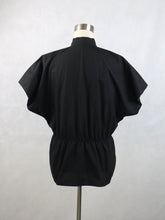 Lataa kuva Galleria-katseluun, Musta nepparillinen holkkihihainen pusero C44