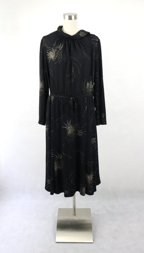 Nina Naisten Pukutehdas Finland musta kuviollinen 80-luvun kotimainen vintagemekko D46