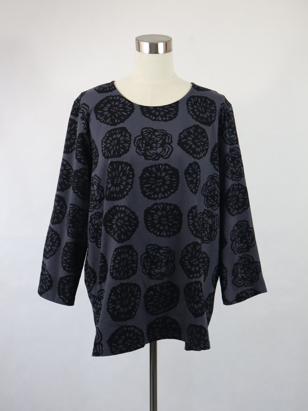 Nanso Gerbera tummanharmaa kukkakuvioinen puuvillatrikoopaita XXXL