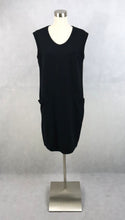 Lataa kuva Galleria-katseluun, Nanso musta hihaton taskullinen viskoositrikoomekko S
