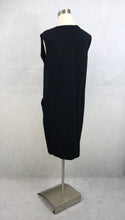 Lataa kuva Galleria-katseluun, Musta taskullinen hihaton mekko S