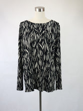 Lataa kuva Galleria-katseluun, Nanso mustavalkoinen kuviollinen viskoosipusero XXL